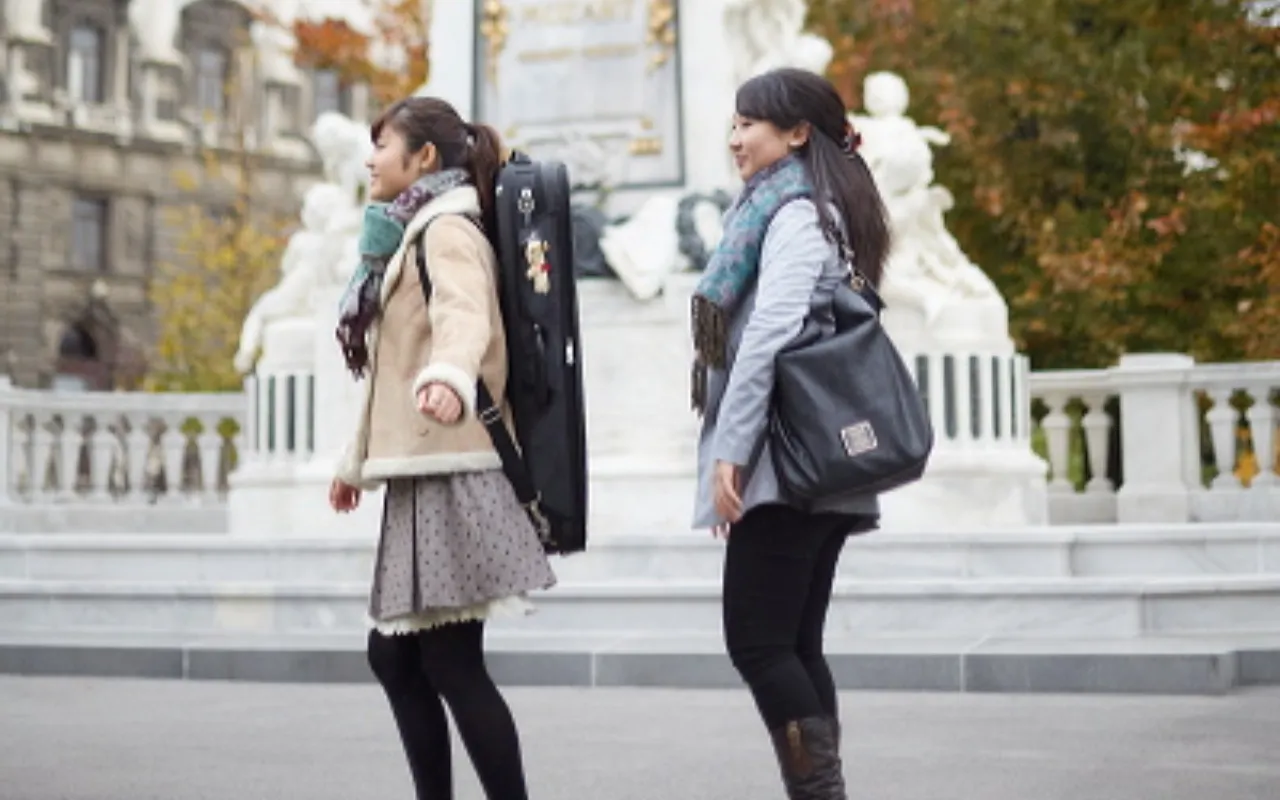 楽器を持って海外へ向かう学生