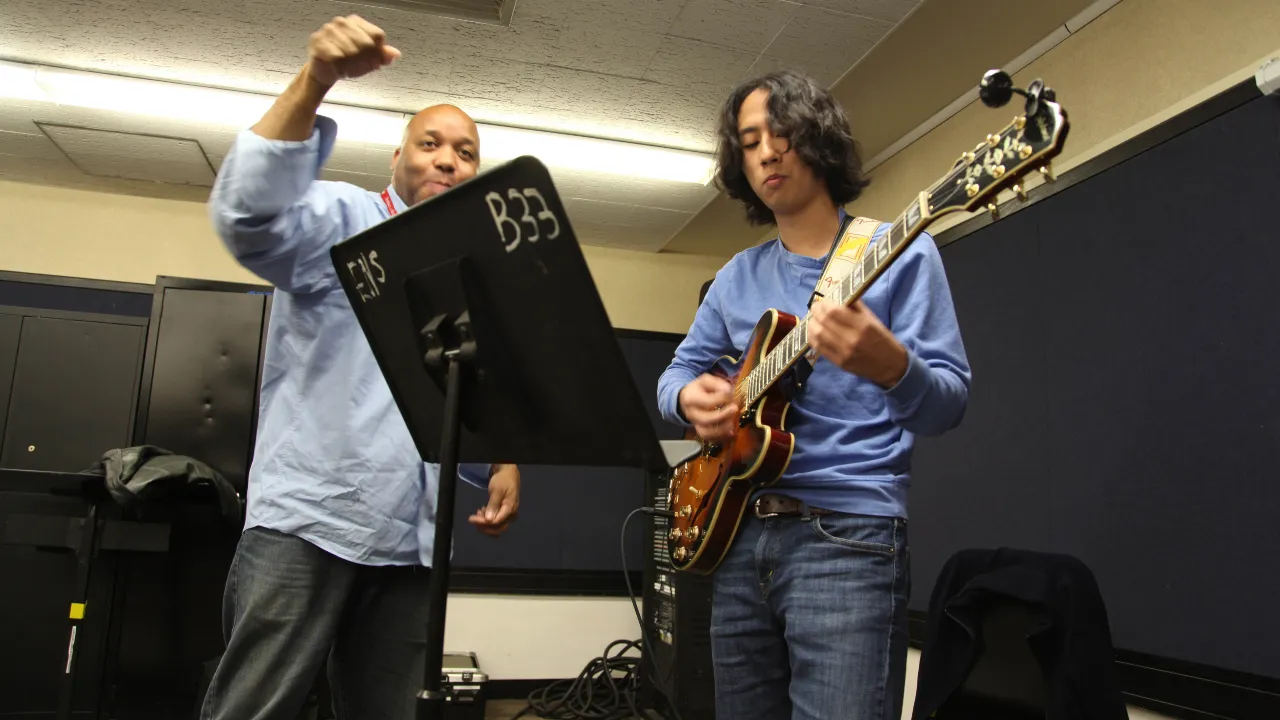 バークリー音楽大学で教授の指導を受ける日本人留学生