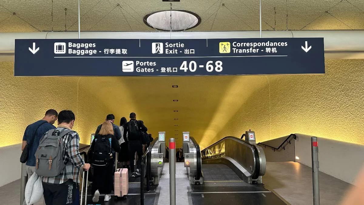 空港の多言語案内板（手荷物・出口・乗継）