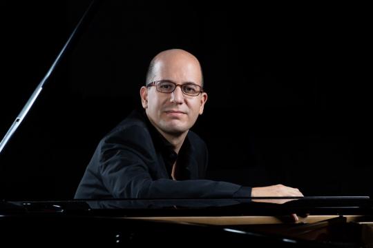 Alfonso Gomez / Professor, Freiburg University of Music & Stuttgart University of Music / Piano Online Public Lessons