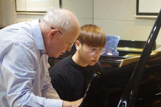 Julian Jacobson / Professor, Royal College of Music & Birmingham Conservatory / Online piano lessons