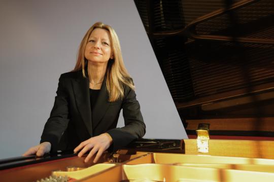 Yasmina Kraglich / Professor at the Rachmaninoff School of Music and Dance in France and former professor at the Aubervilliers-la-Courneuve Regional Conservatory / Piano online public lesson