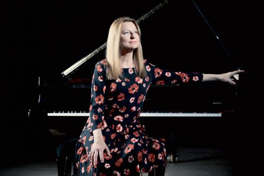 Yasmina Kraglich / Professor at the Rachmaninoff School of Music and Dance in France and former professor at the Aubervilliers-la-Courneuve Regional Conservatory / Piano online public lesson