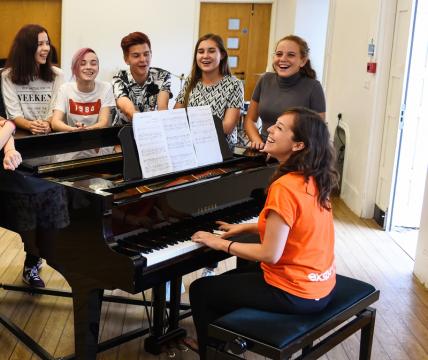 English + Music Summer Course | English + Dance Summer Course