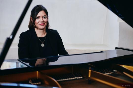 Dunja Robotti / Professor, Nuremberg University of Music, Germany / Piano accompaniment online public lesson (stringed instrument)