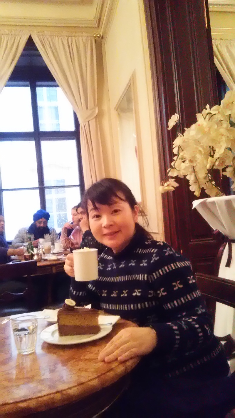 秋元真理子さん