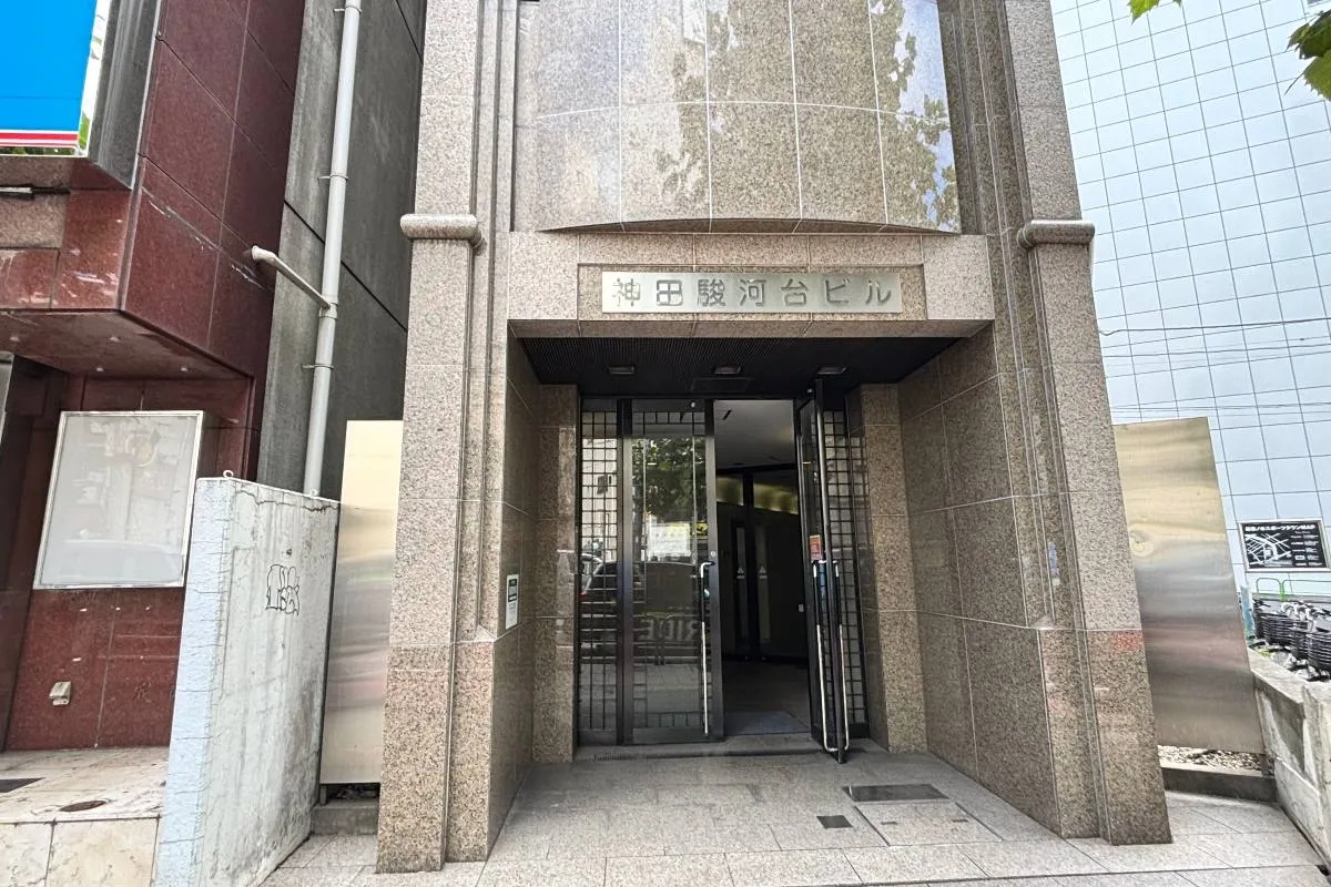神田駿河台ビルの入口とエレベーター